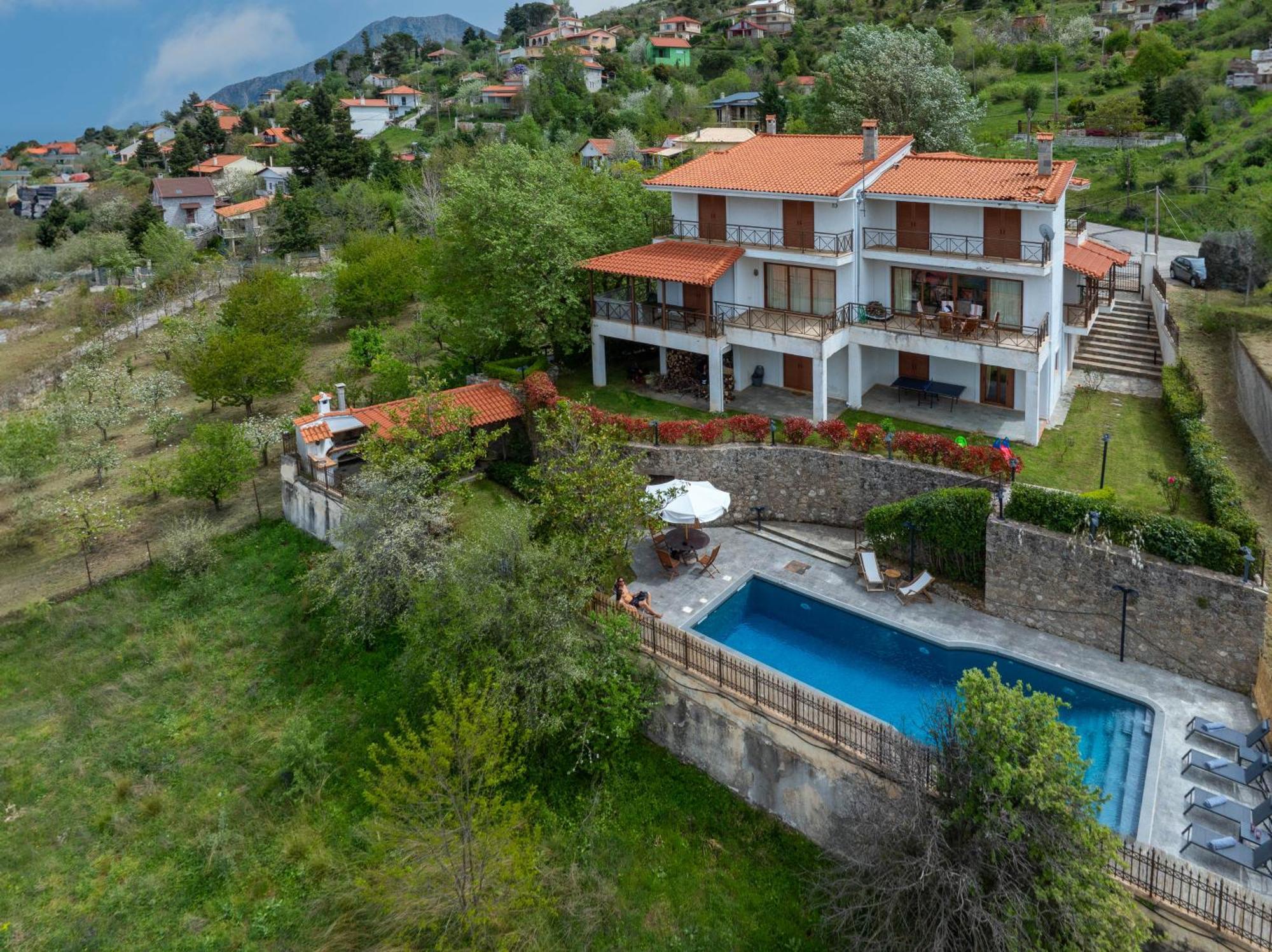 Traditional Luxury Villa Armonia 아이기오 외부 사진