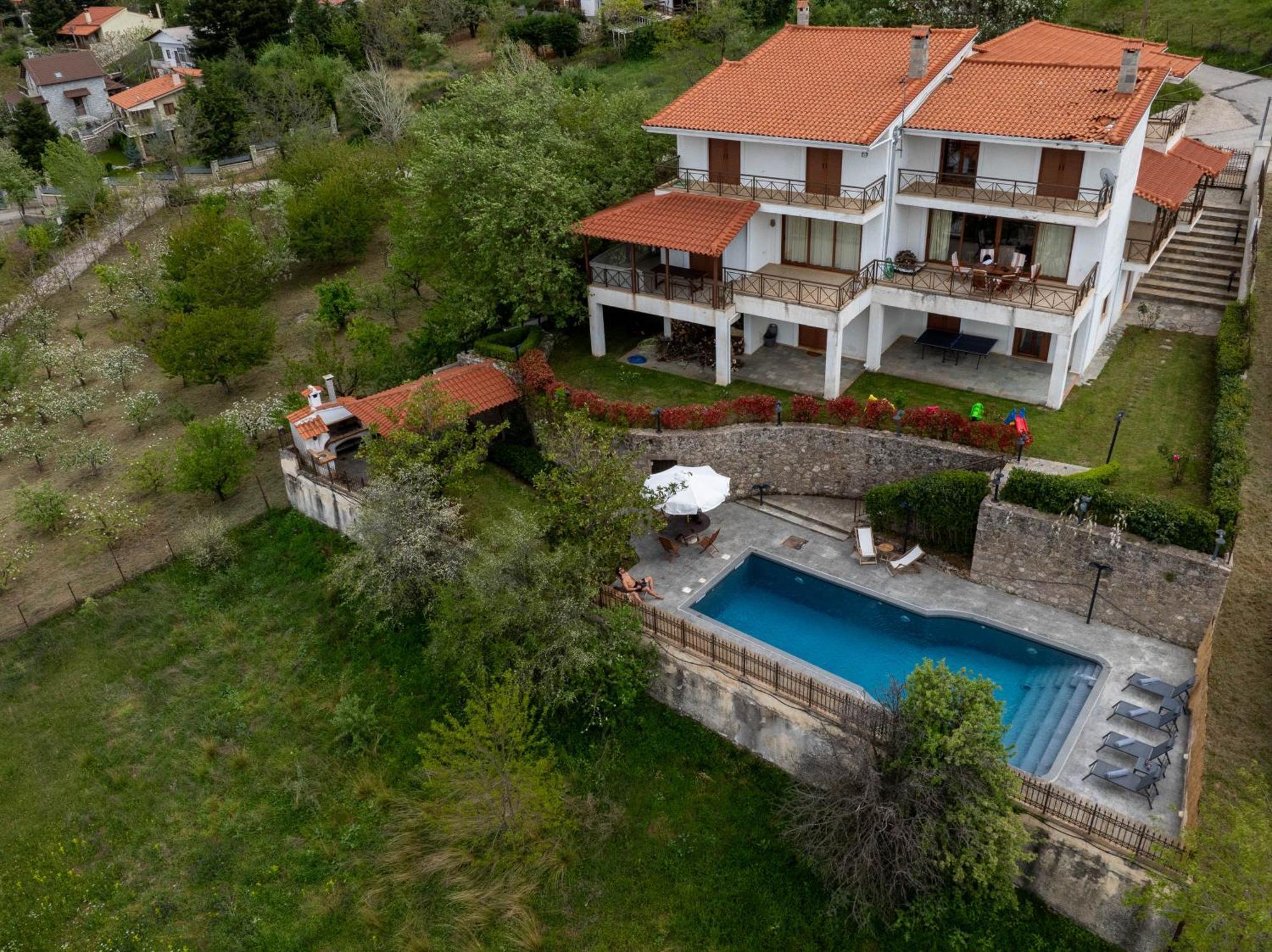Traditional Luxury Villa Armonia 아이기오 외부 사진